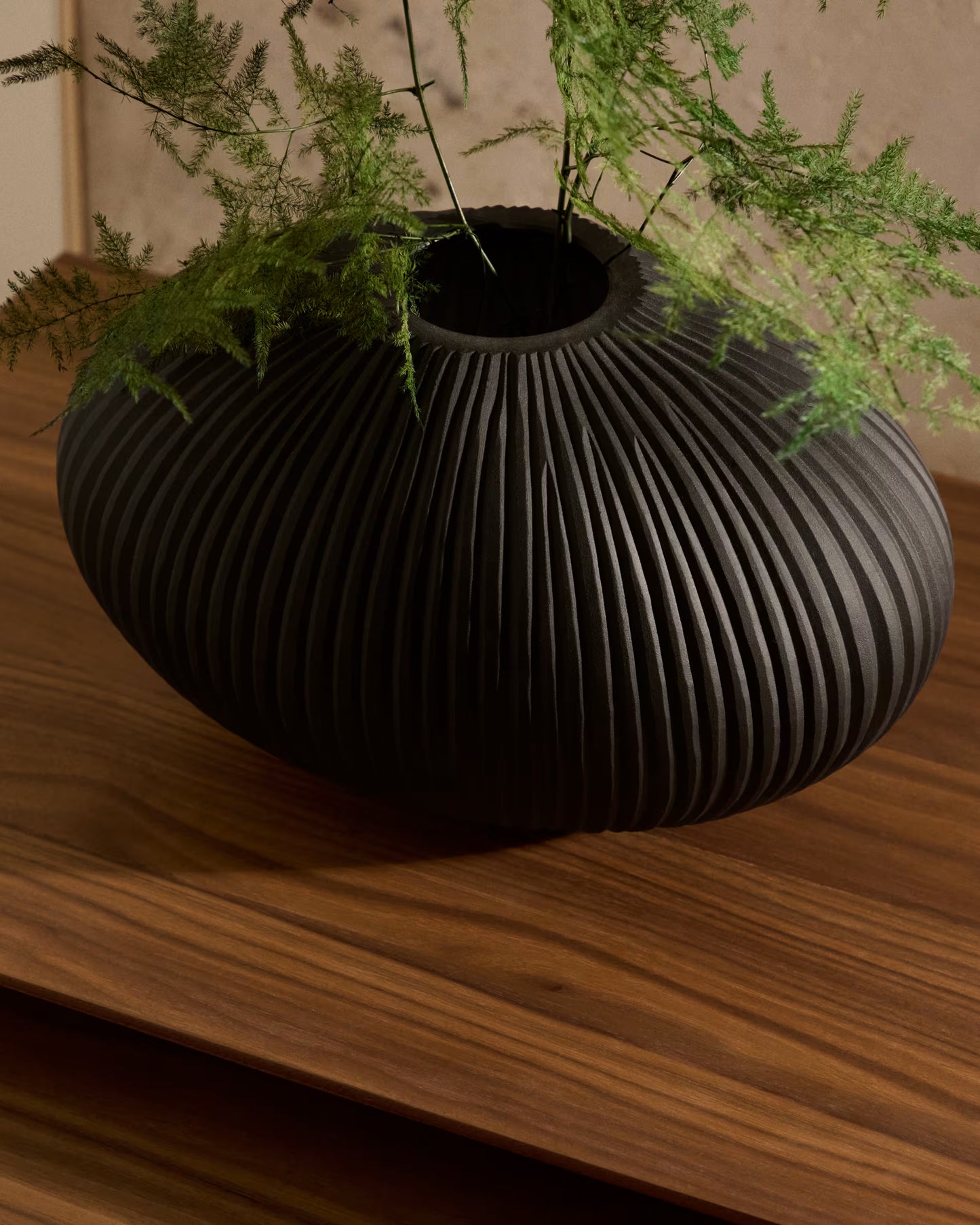 Vaso in vetro grigio scuro Nivra 19 cm