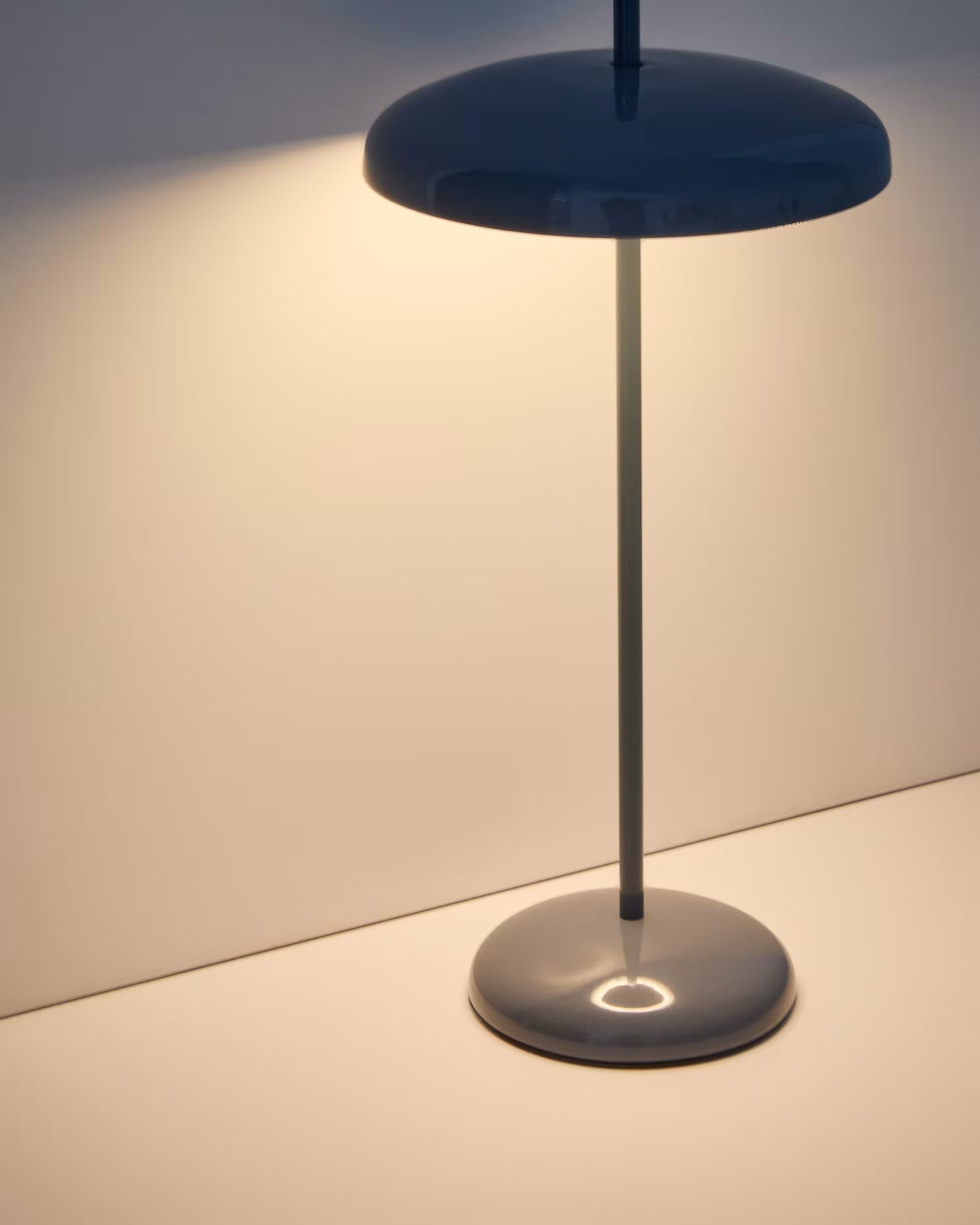 Lampada da tavolo portatile Porte in alluminio blu