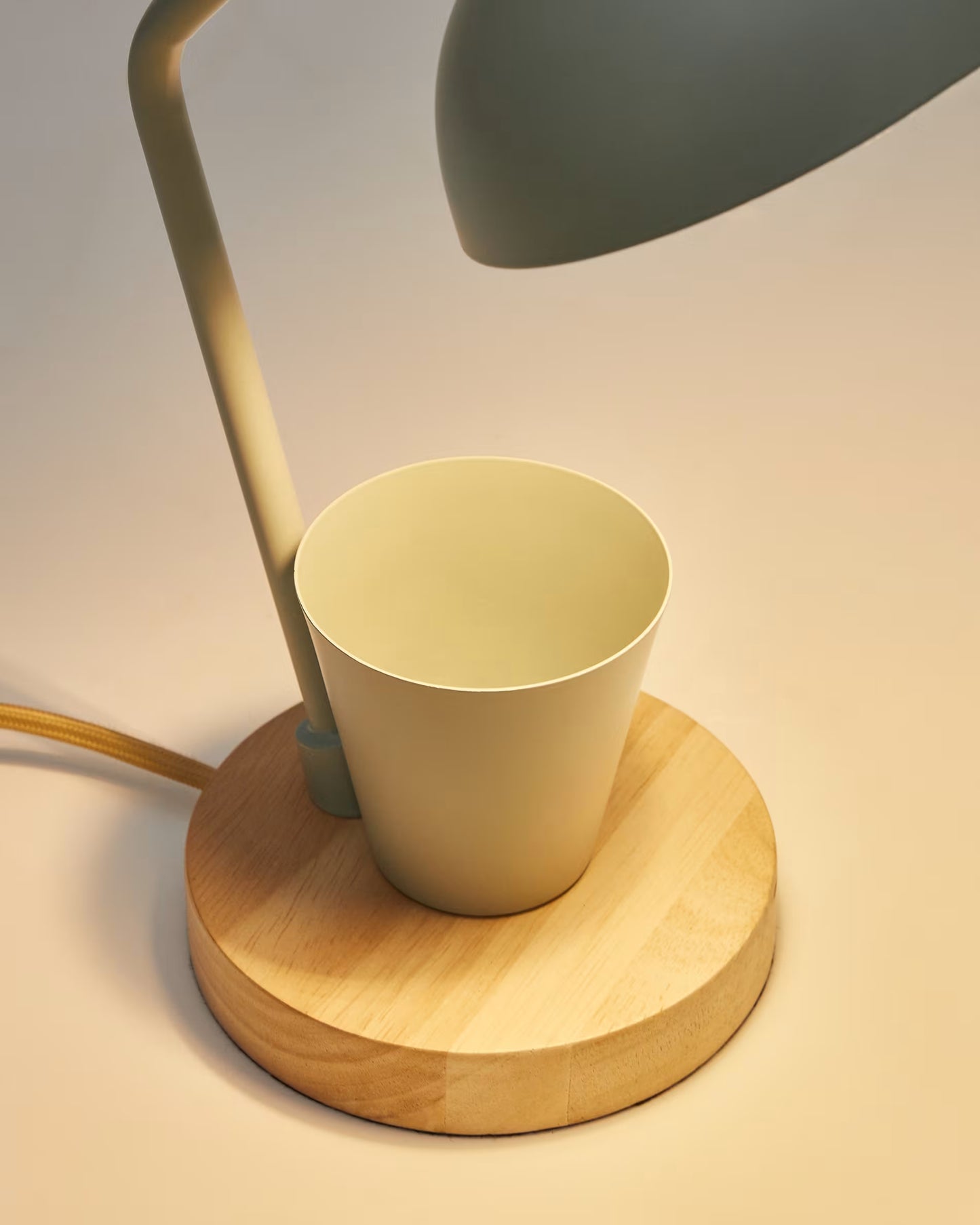 Lampada da scrivania Katia in legno e metallo verde