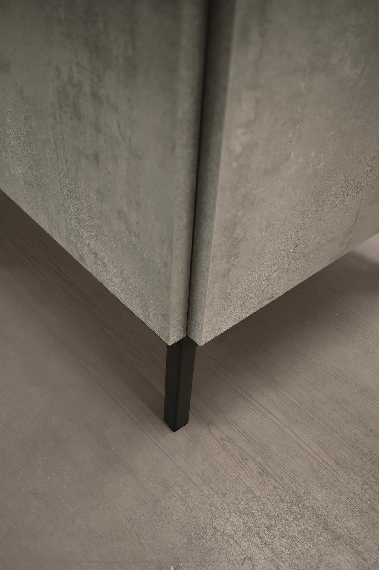 Credenza PIETRASANTA in legno, finitura in grigio cemento, piano effetto marmo statuario, 200×50 cm