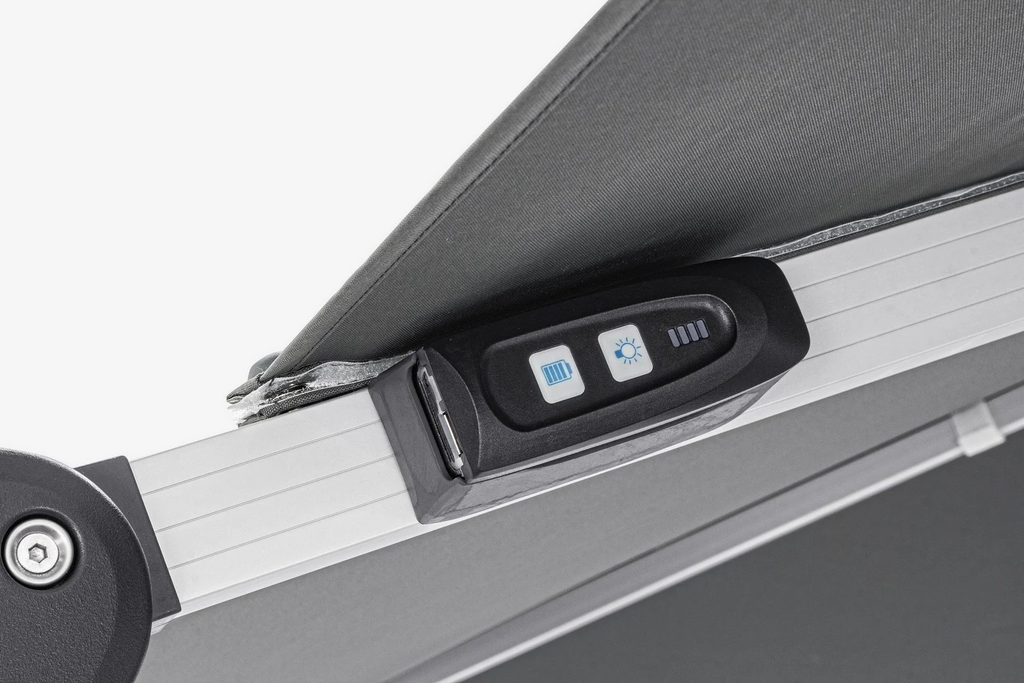 Ombrellone a braccio INES con luci LED in alluminio anodizzato e telo grigio scuro 3×4