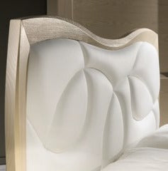 Letto matrimoniale sagomato imbottito