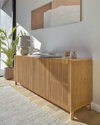 Credenza Beyla 4 ante in legno massiccio e impiallacciatura di rovere 180 x 71,5 cm FSC 100%