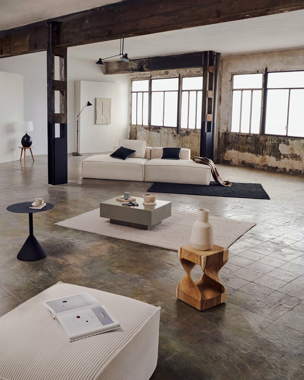 Tavolino Hakon  con interno intagliato