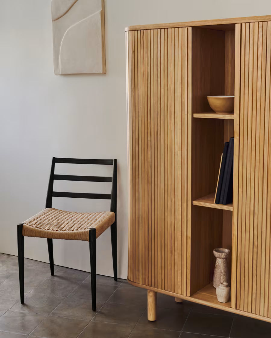 Credenza alta Mailen 2 porte in impiallacciatura di frassino con finitura naturale 110 x 160 cm