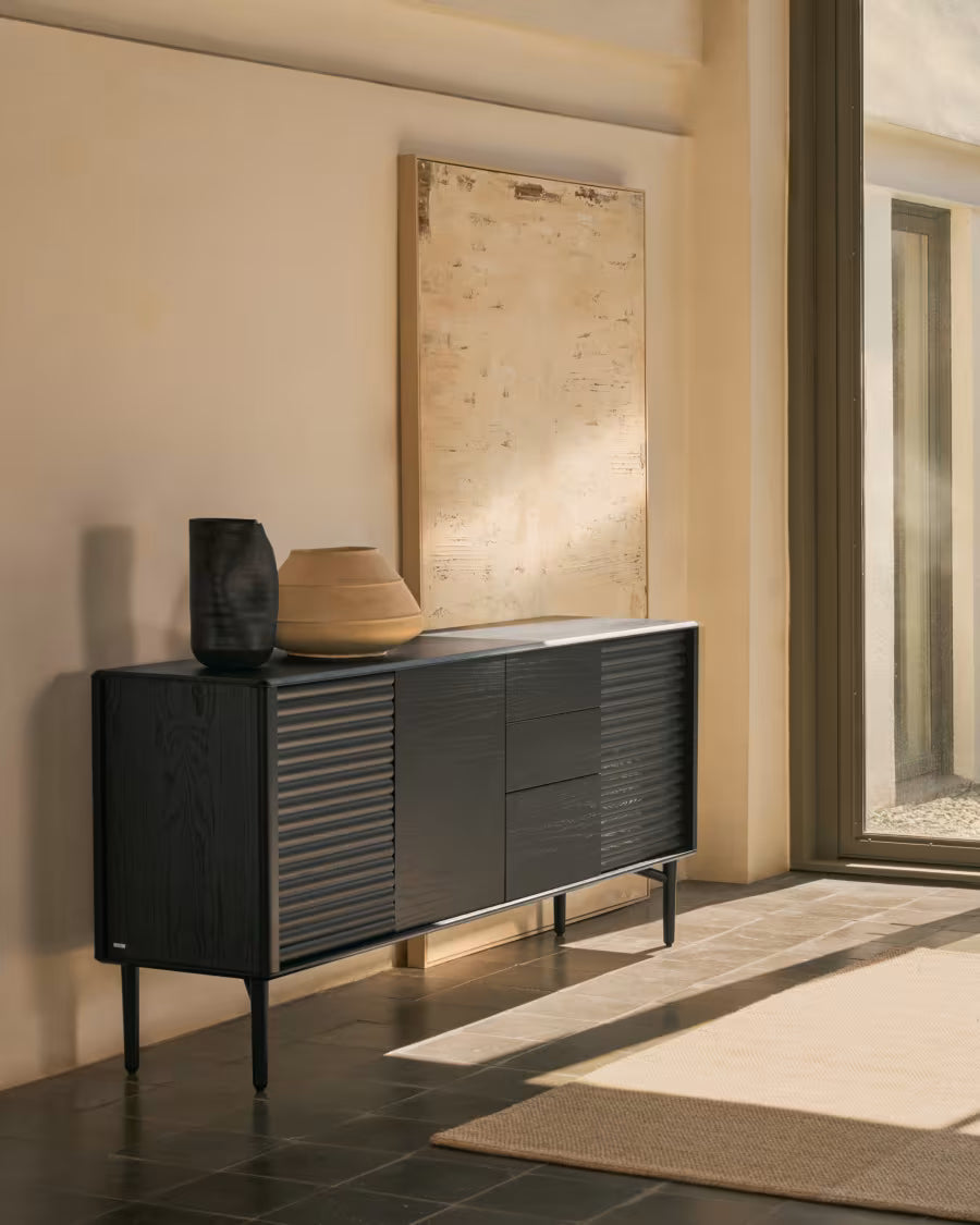 Credenza Lenon 3 ante e 3 cassetti in legno massello e impiallacciatura di rovere nero 200x86cm FSC Mix Credit