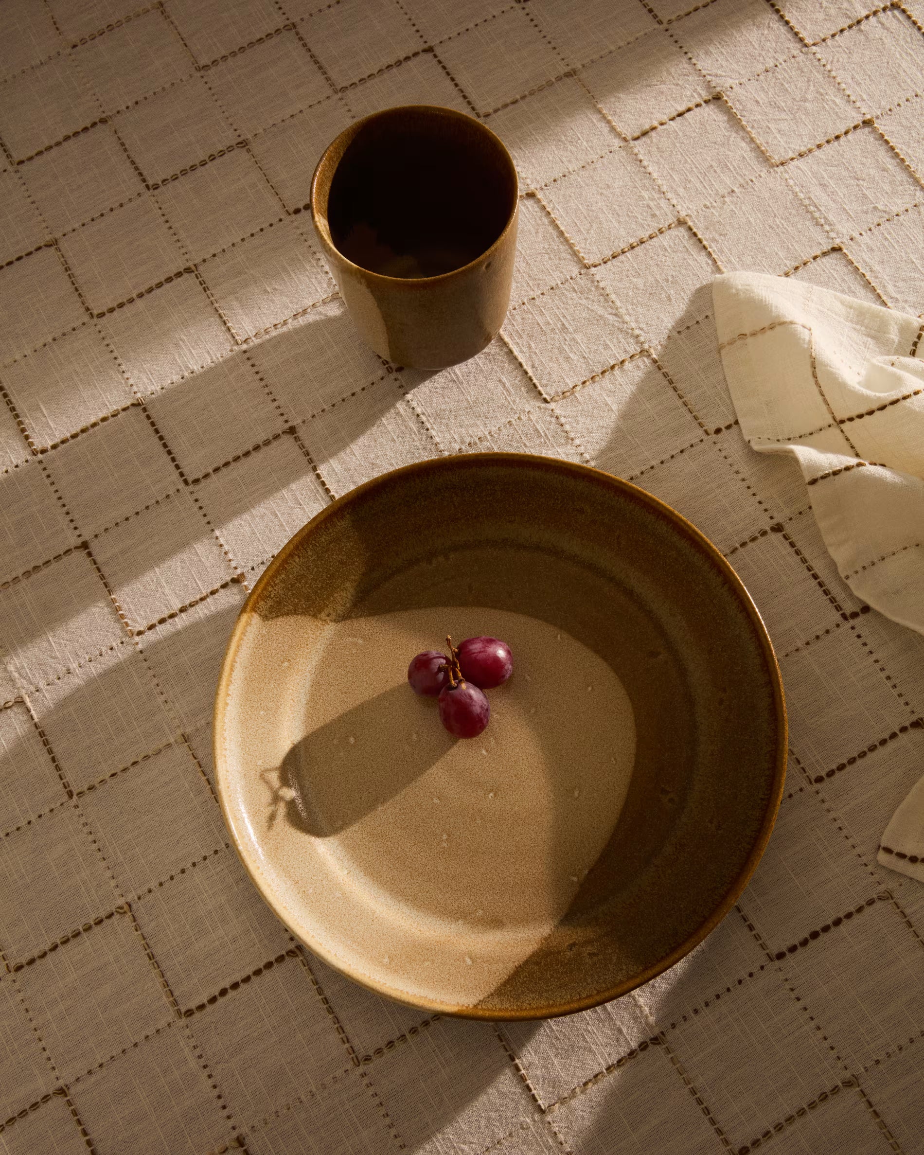 Piatto piano Nagoli in ceramica marrone