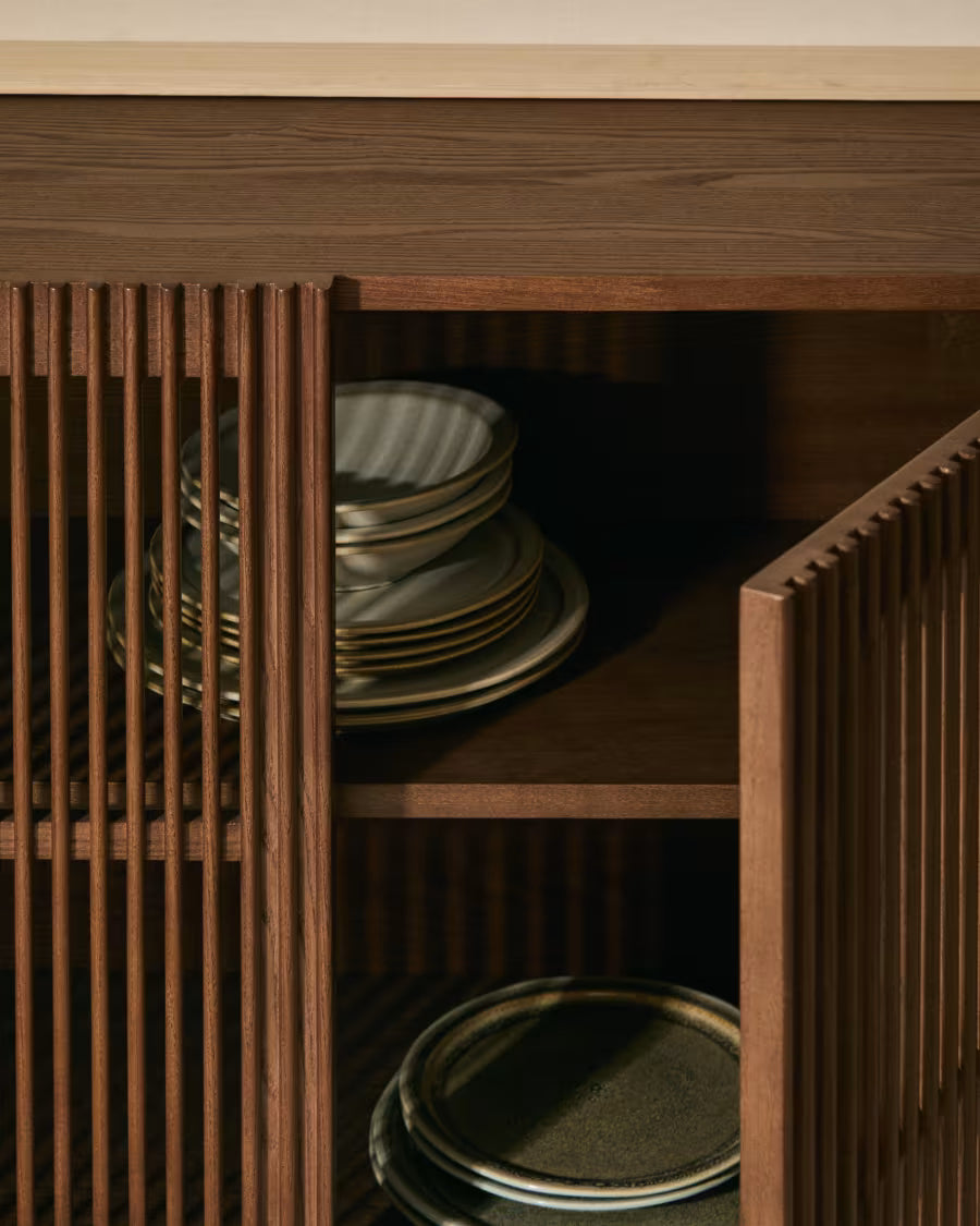 Credenza Beyla in impiallacciato e legno massiccio di frassino con finitura noce 181 x 71,5 cm