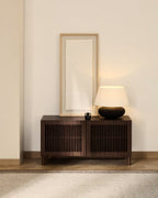 Scarpiera Beyla a 2 ante in impiallacciato e legno massiccio di frassino con finitura tono noce 98,5 cm