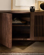 Scarpiera Beyla a 2 ante in impiallacciato e legno massiccio di frassino con finitura tono noce 98,5 cm