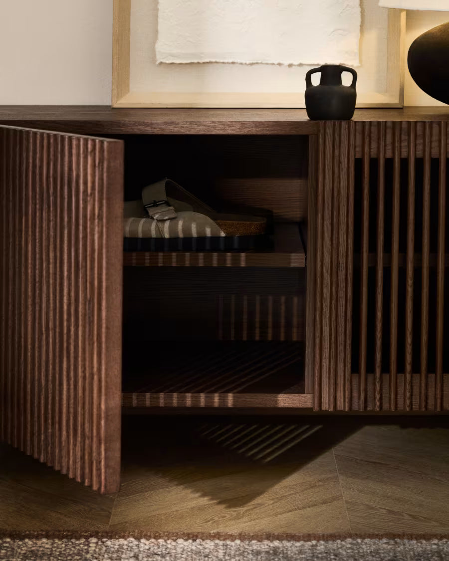 Scarpiera Beyla a 2 ante in impiallacciato e legno massiccio di frassino con finitura tono noce 98,5 cm