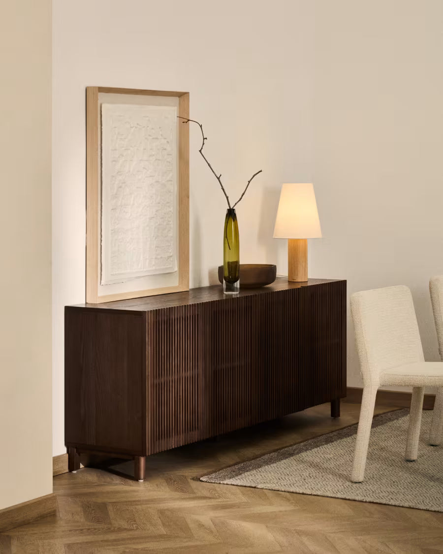 Credenza Beyla in impiallacciato e legno massiccio di frassino con finitura noce 181 x 71,5 cm
