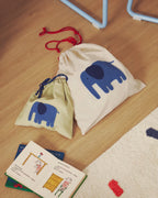 Set Tandani di 2 borse in cotone beige e verde con elefante blu ricamato