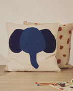 Cuscino da pavimento Tandani in cotone beige con elefante blu 70 x 70 cm