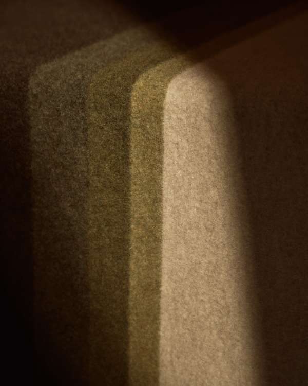 Coperta Voreni in lana riciclata verde con frange 130 x 170 cm