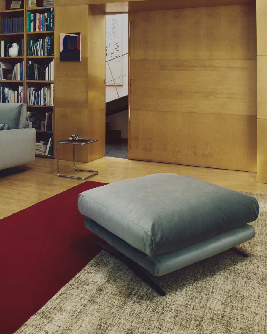 Poggiapiedi Veliro in velluto verde con gambe in acciaio finitura nera 85 x 90 cm FSC Mix Credit