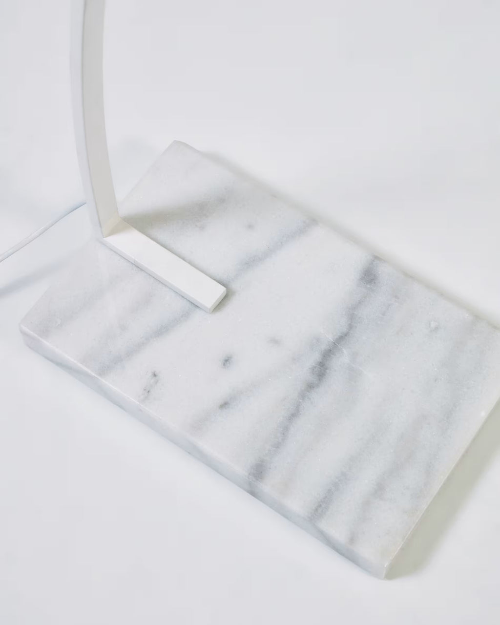 Lampada da terra Juhe in legno di frassino