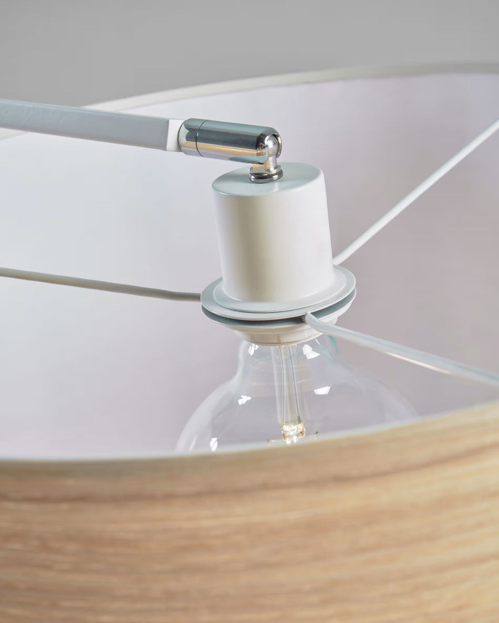 Lampada da terra Juhe in legno di frassino