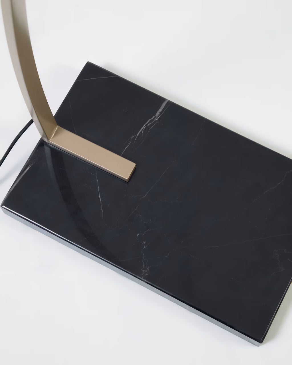 Lampada da terra Juhe metallo dorato e marmo nero