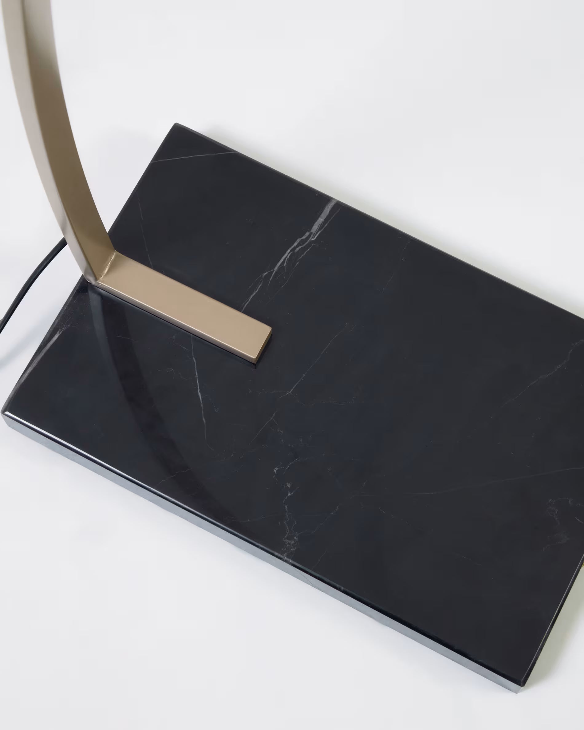 Lampada da terra Juhe metallo dorato e marmo nero