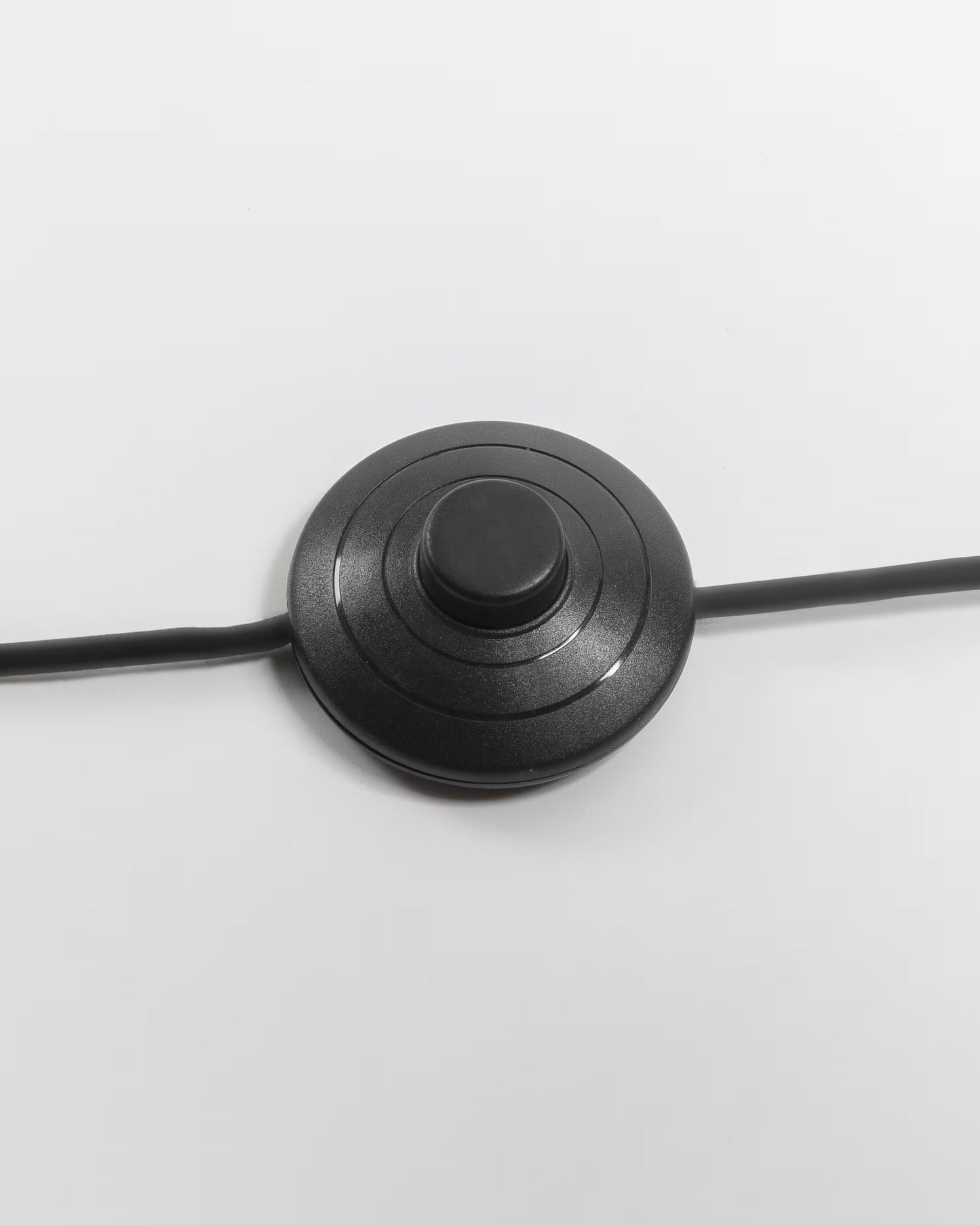 Lampada da terra Juhe metallo dorato e marmo nero