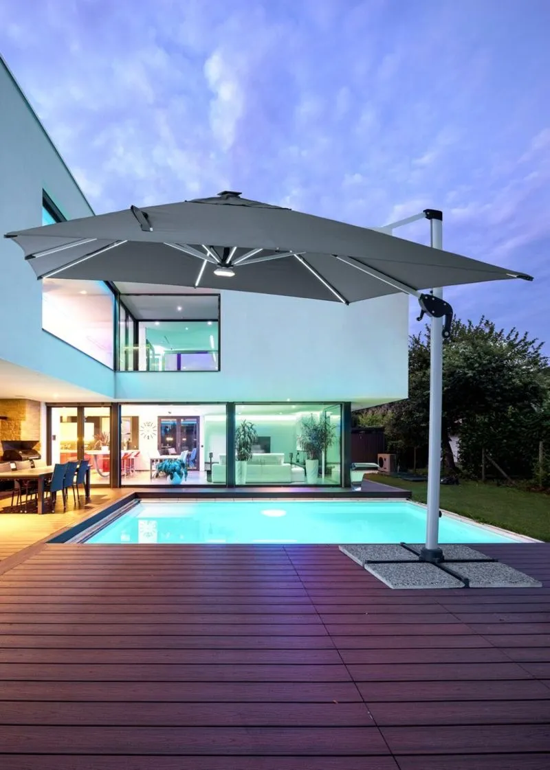 Ombrellone a braccio INES con luci LED in alluminio anodizzato e telo grigio scuro 3×4