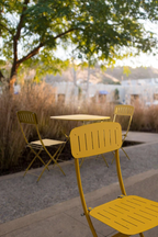 Set bistrot YVONNE con tavolo e 2 sedie in acciaio giallo ocra