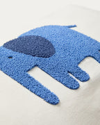 Copricuscino Tandani in cotone beige con elefante ricamato blu 30 x 50 cm
