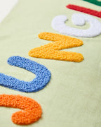 Copricuscino Tandani in cotone verde con lettere ricamate multicolori 30 x 50 cm