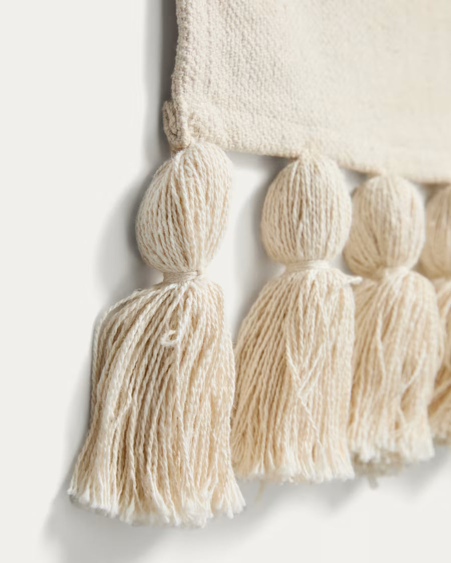 Arazzo Tandani in cotone beige con lettere multicolore e frange 40 x 50 cm