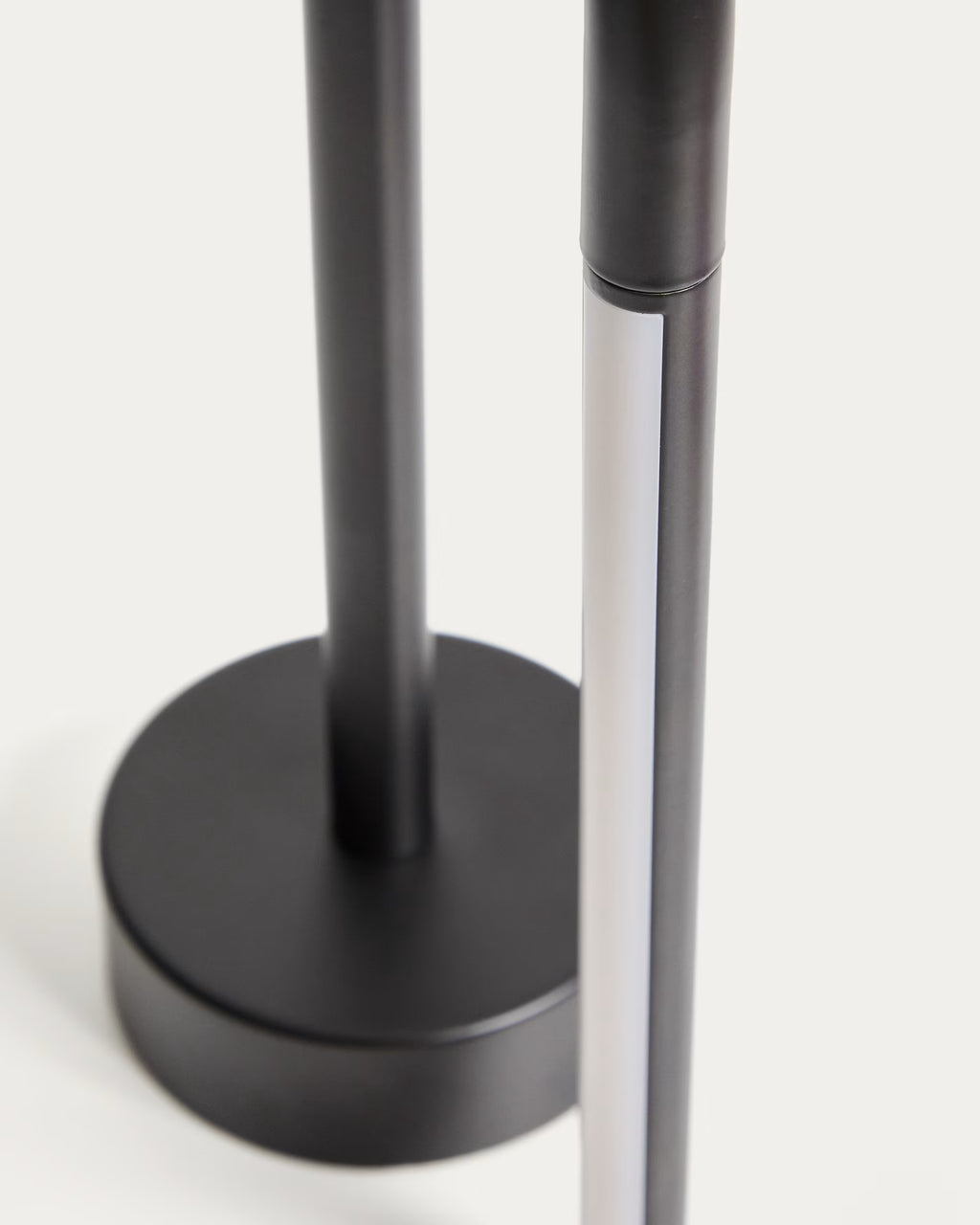 Lampada da tavolo portatile Bow in alluminio nero