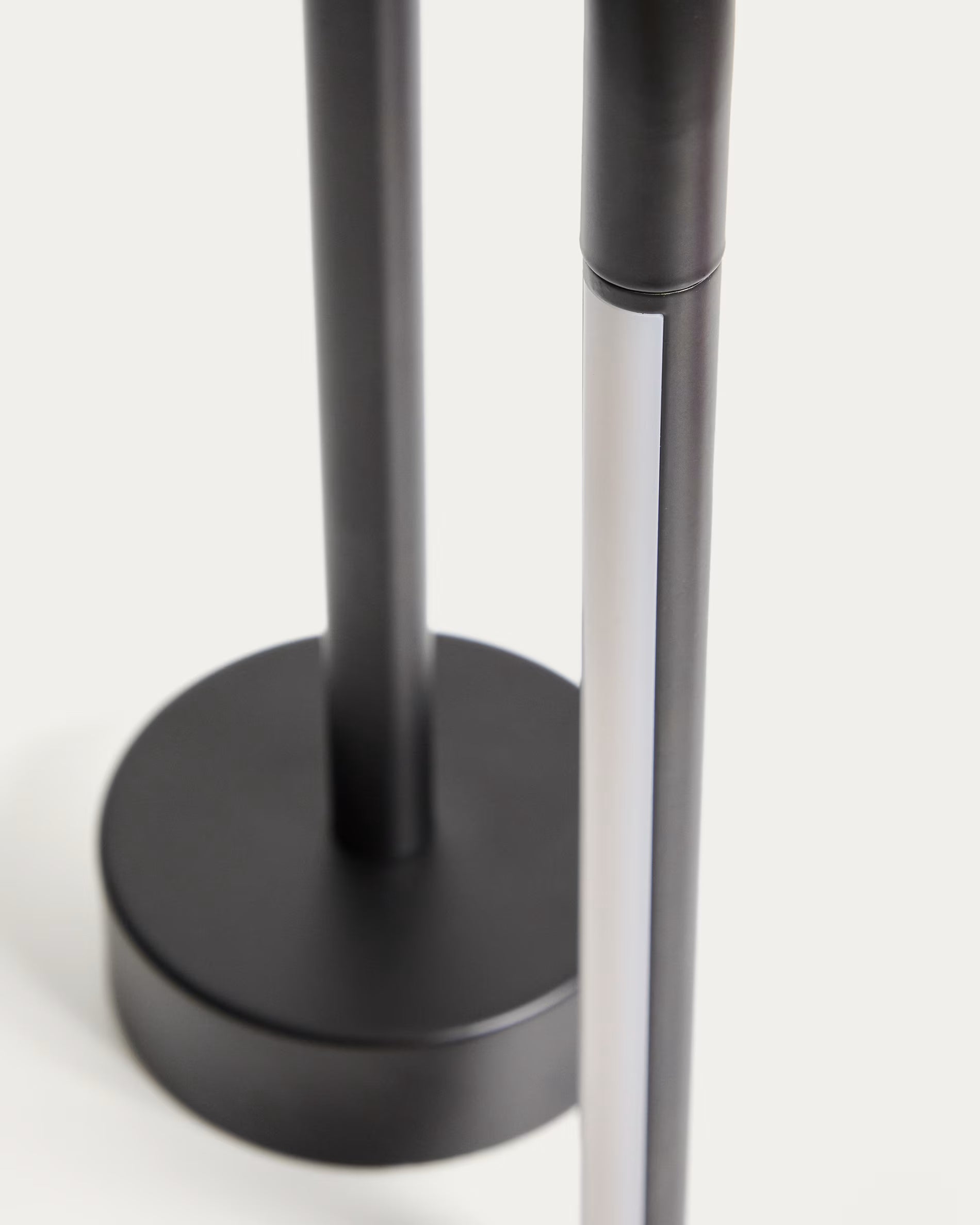 Lampada da tavolo portatile Bow in alluminio nero