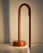 Lampada da tavolo portatile Bow in alluminio rosso