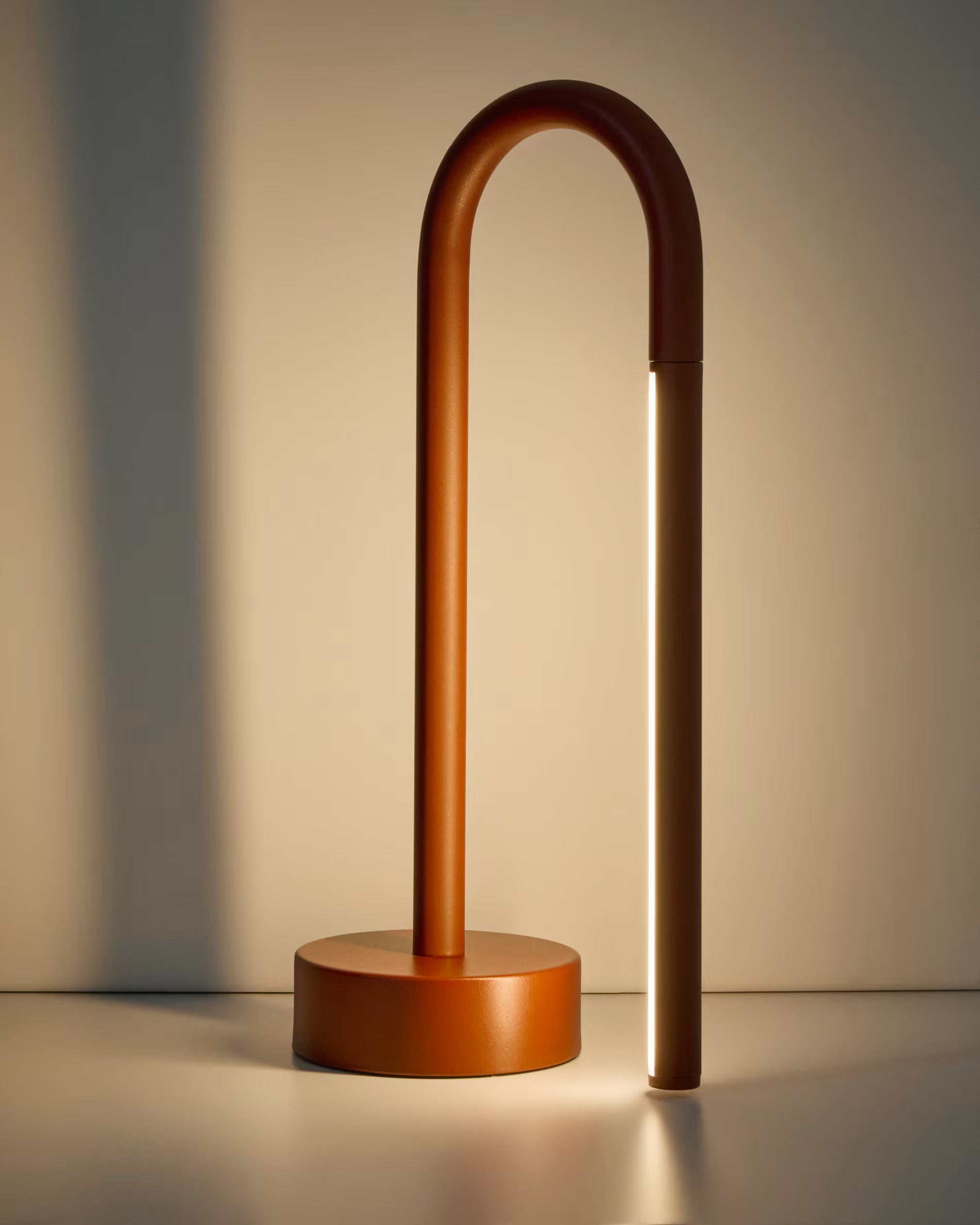 Lampada da tavolo portatile Bow in alluminio rosso