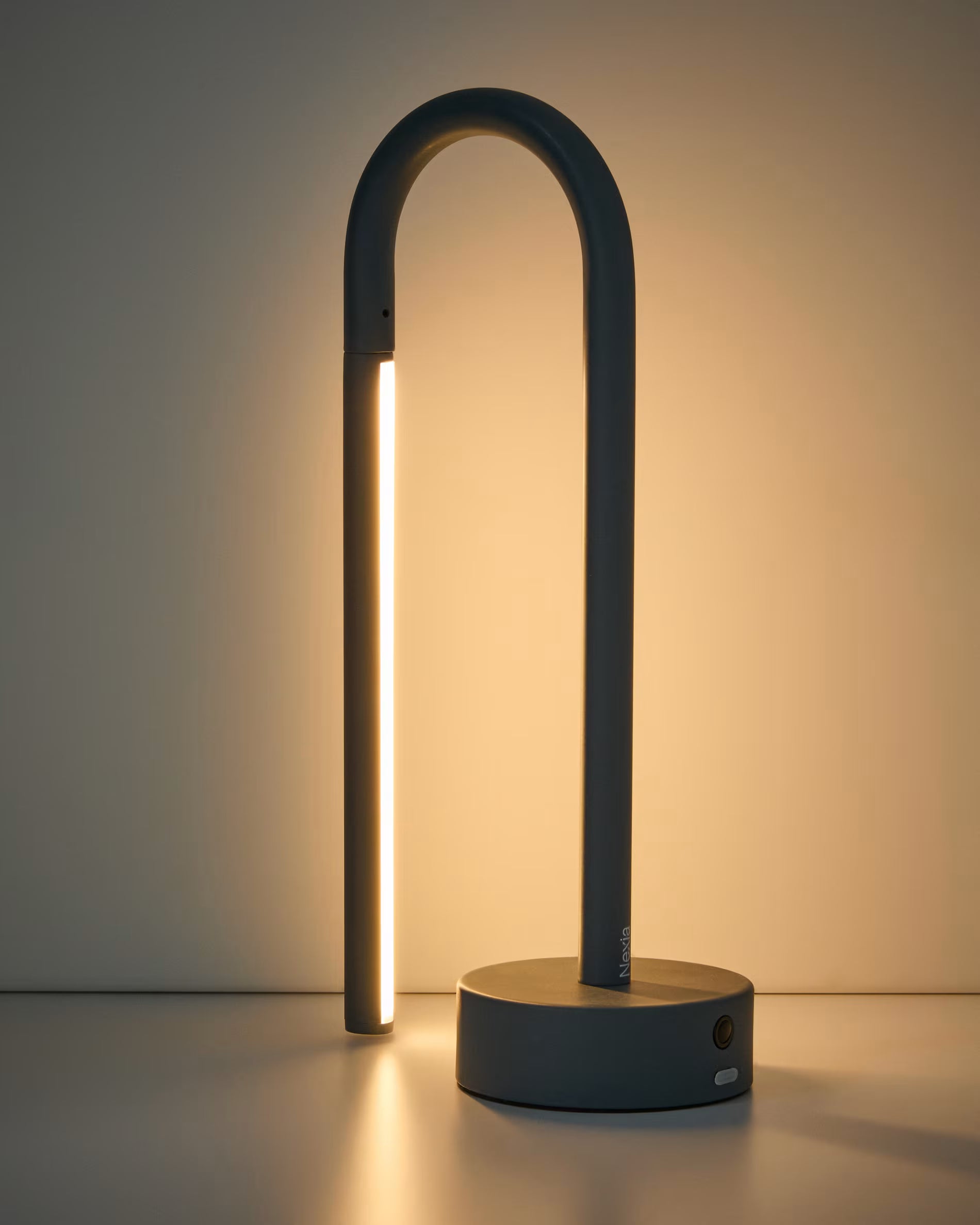 Lampada da tavolo portatile Bow in alluminio blu