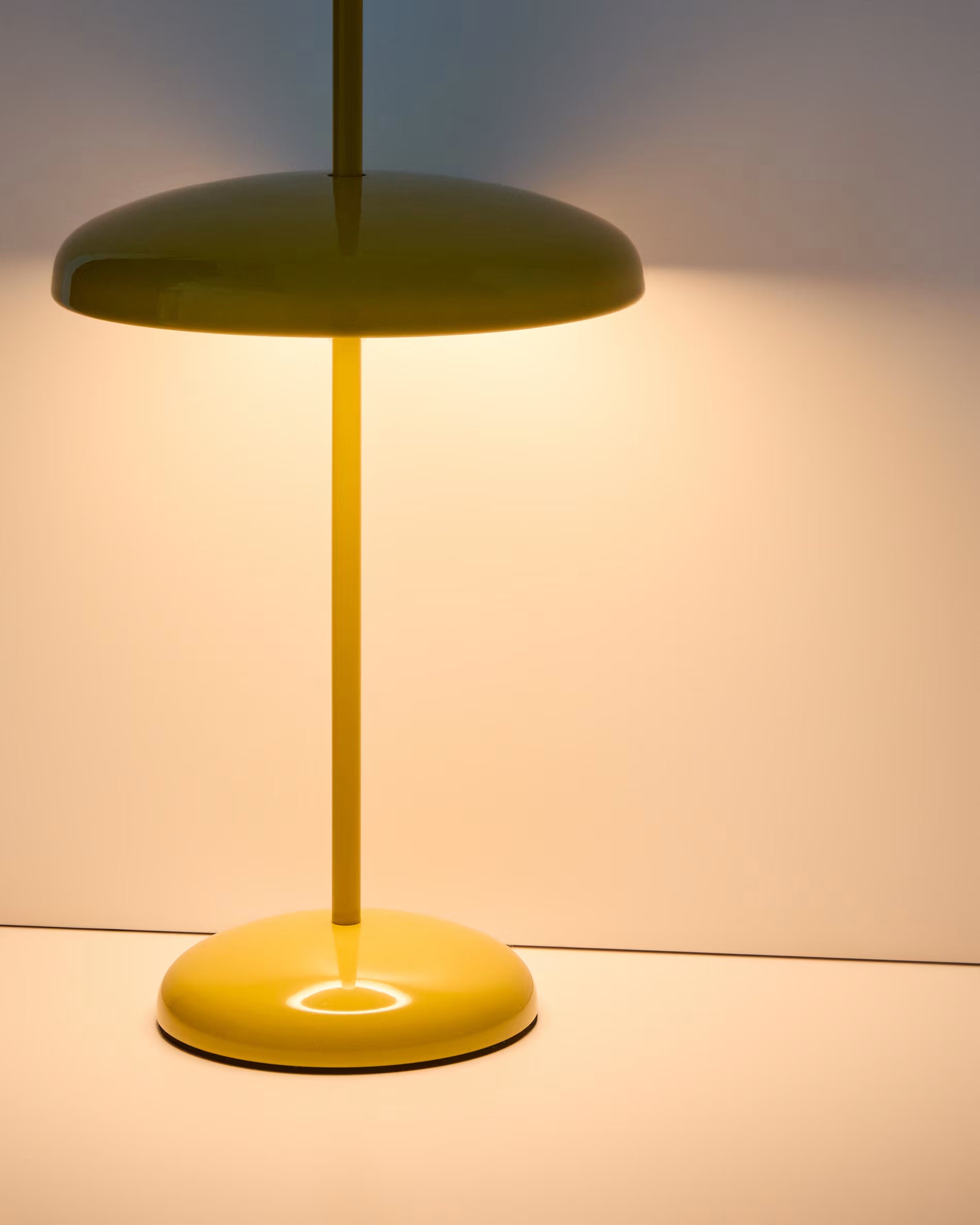 Lampada da tavolo portatile Porte in alluminio giallo