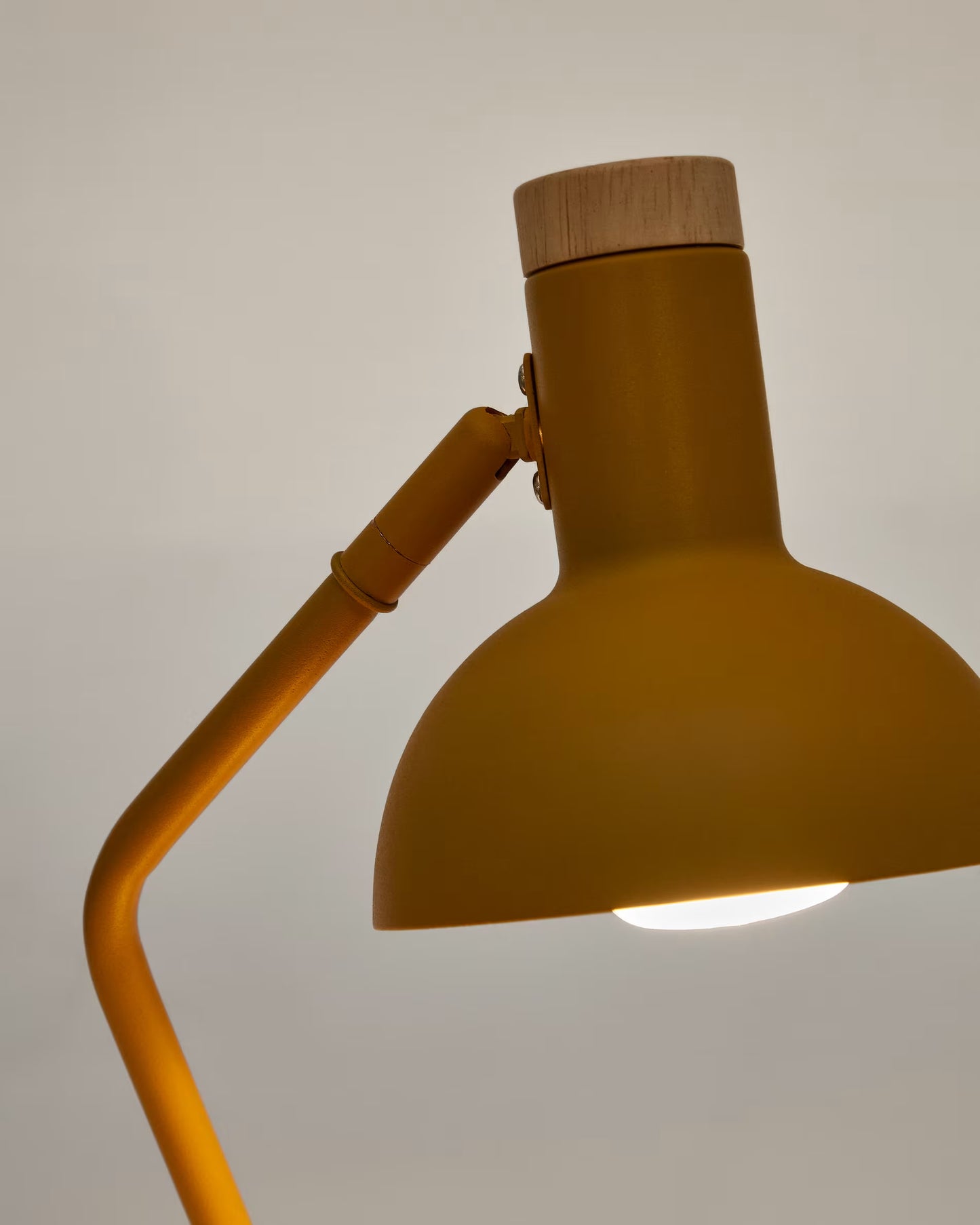 Lampada da scrivania Katia in legno e metallo senape
