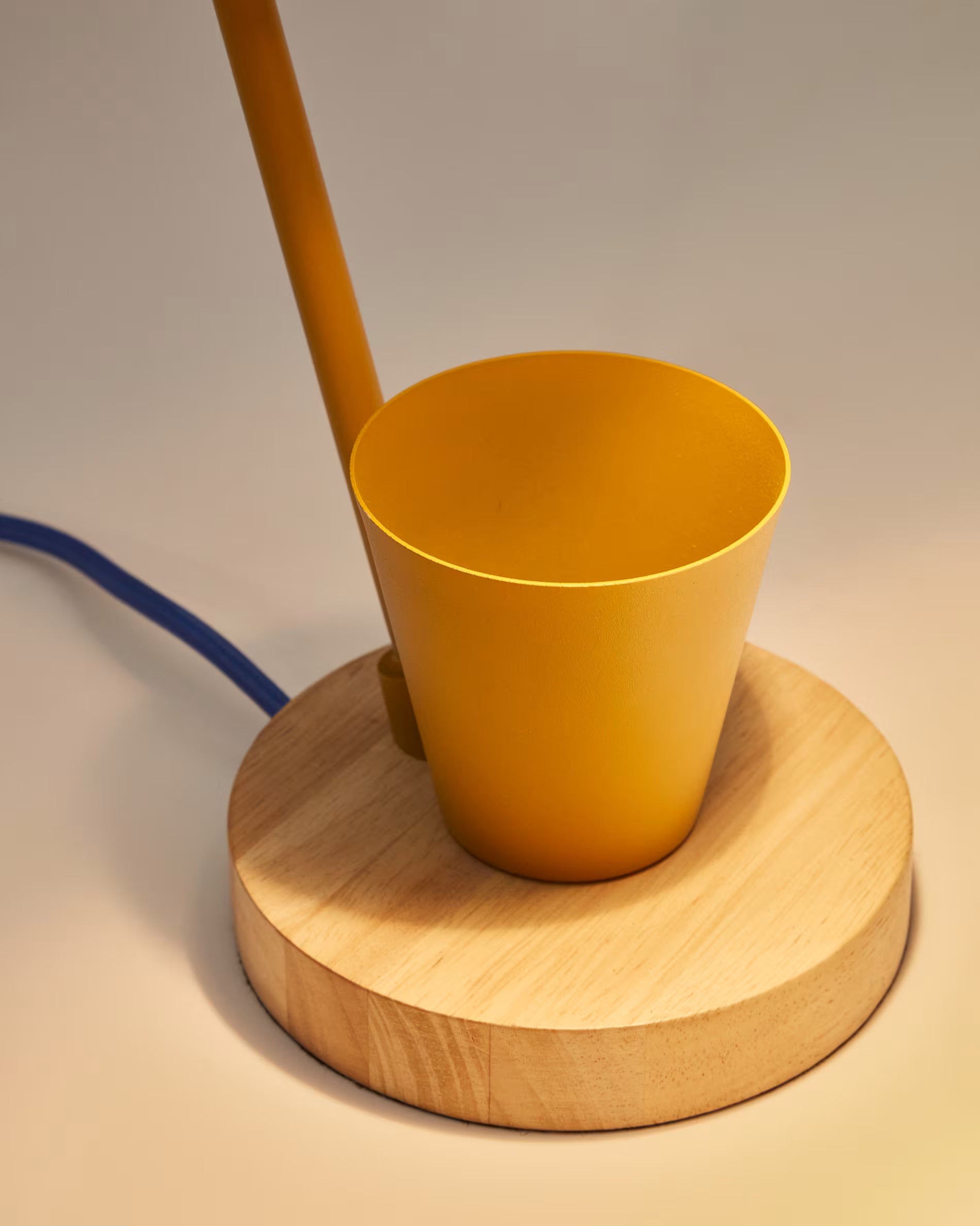 Lampada da scrivania Katia in legno e metallo senape