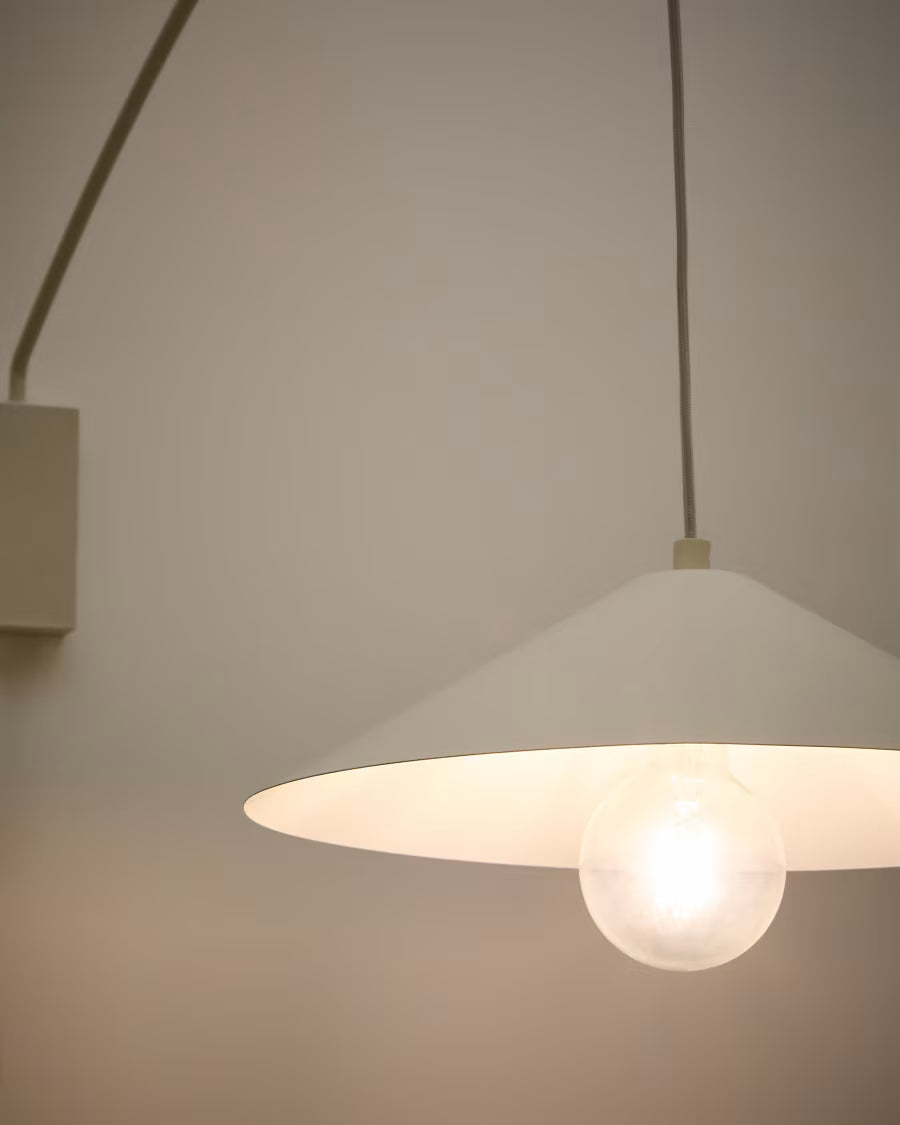 Applique Kally in metallo con finitura verniciata beige