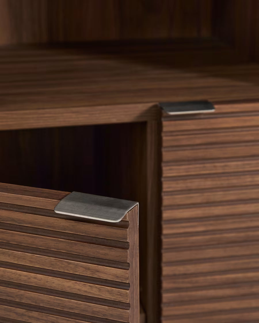 Credenza alta Norlen 4 ante in impiallacciato di noce FSC Mix Credit 100 x 163 cm