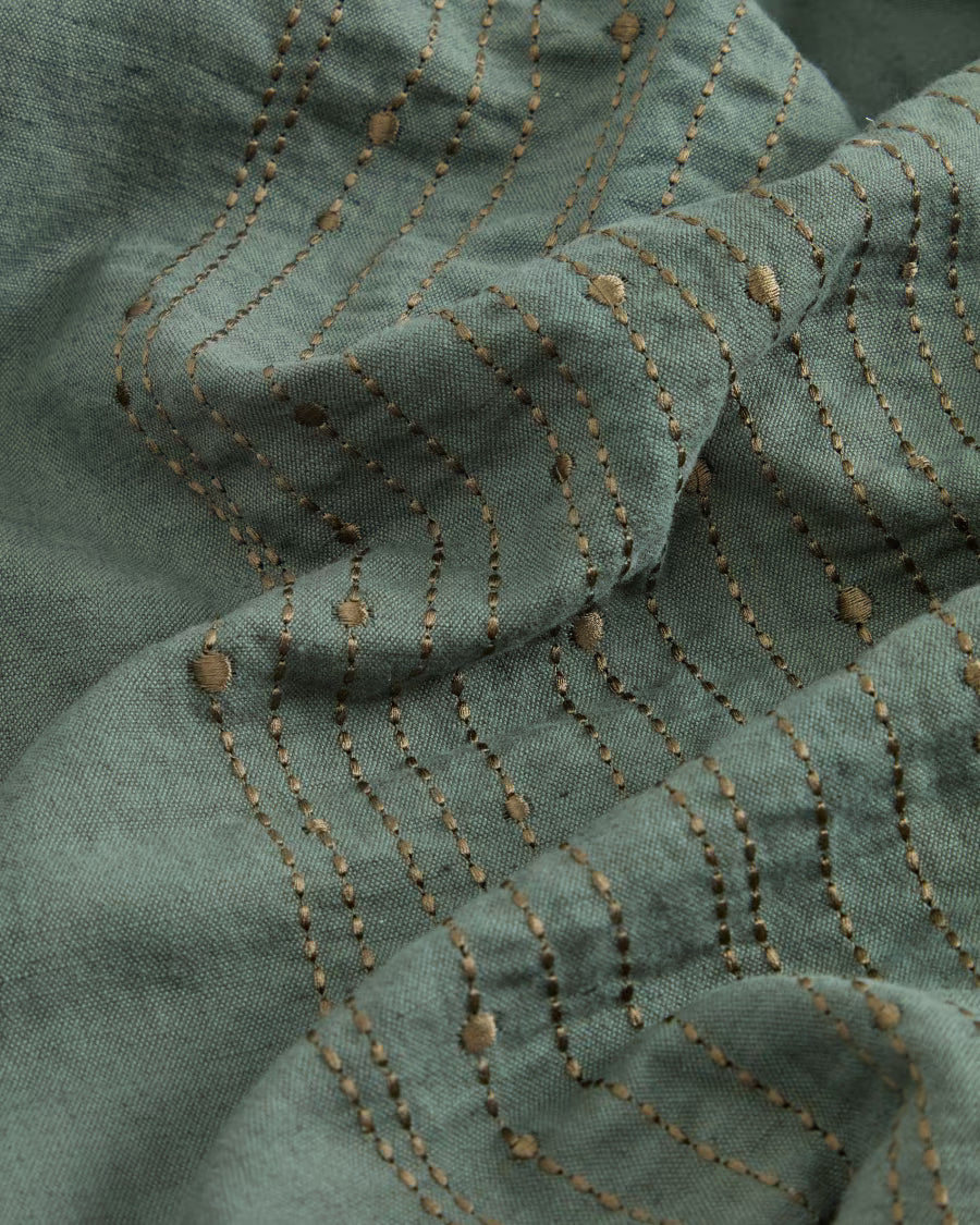 Tovaglia Flia in lino e cotone verde con ricamo in lurex dorato 150 x 250 cm