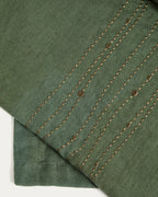 Runner da tavola Flia in lino e cotone verde, con ricamo in lurex verde 50 x 150 cm.
