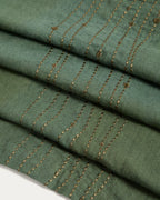 Runner da tavola Flia in lino e cotone verde, con ricamo in lurex verde 50 x 150 cm.