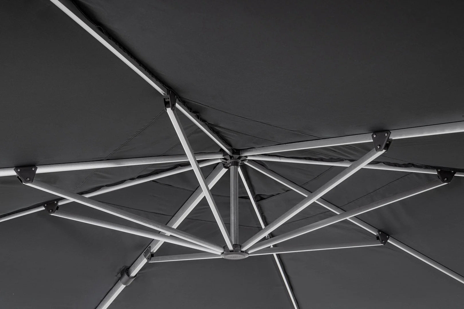 Ombrellone a sospensione ARIES con palo in alluminio anodizzato e telo grigio scuro 4×4