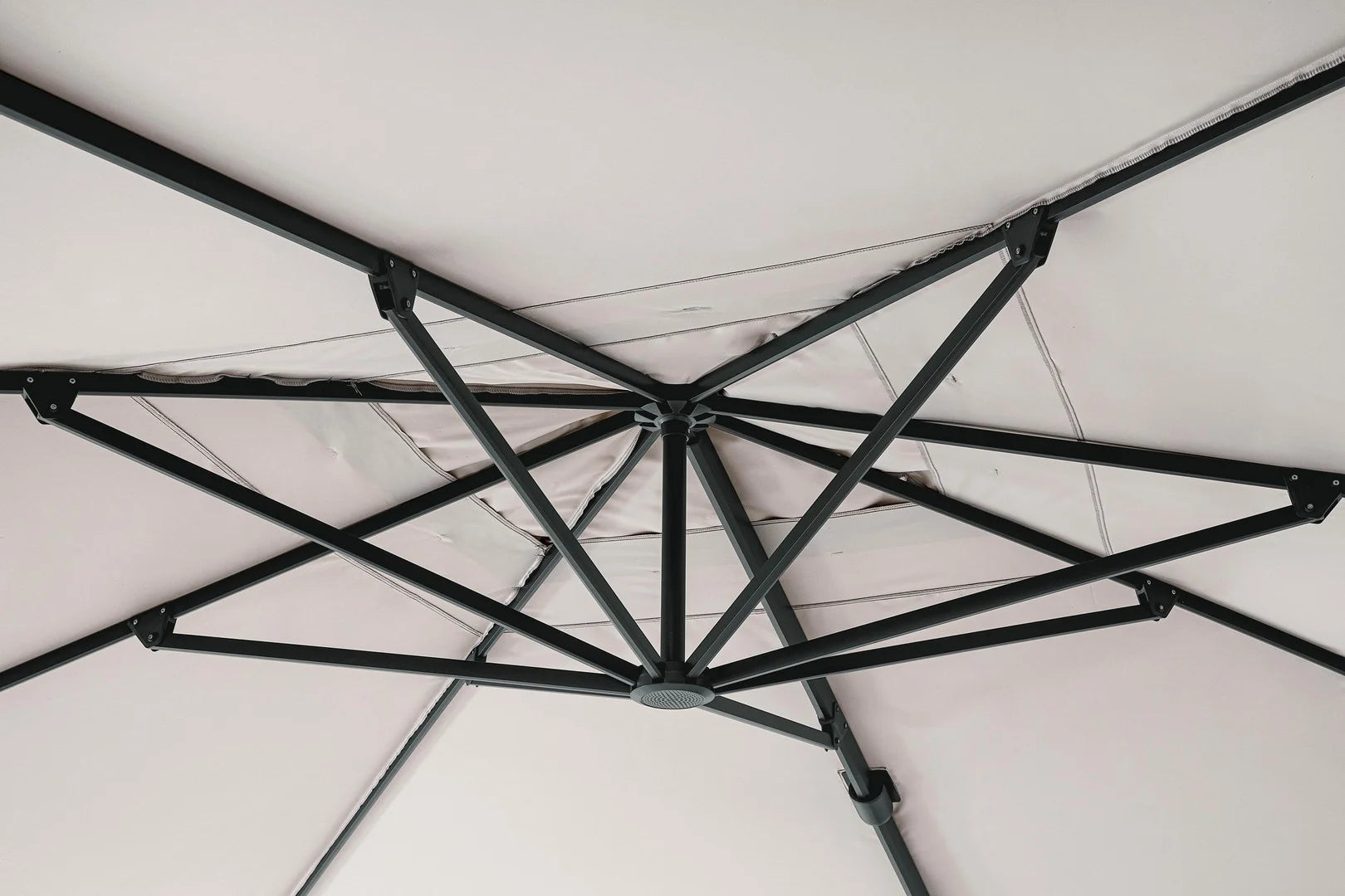 Ombrellone a sospensione ARIES con palo in alluminio e telo naturale 3×4