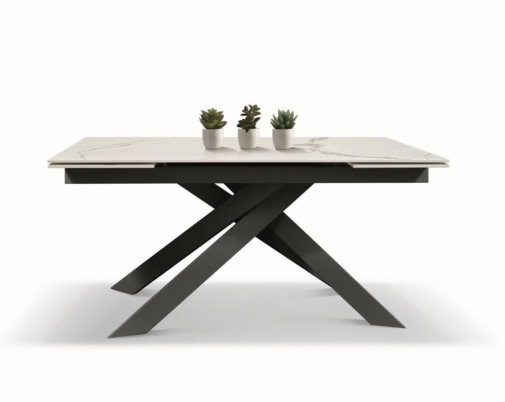 Tavolo BEVERLY HILLS in vetroceramica effetto marmo statuario e metallo antracite, allungabile
