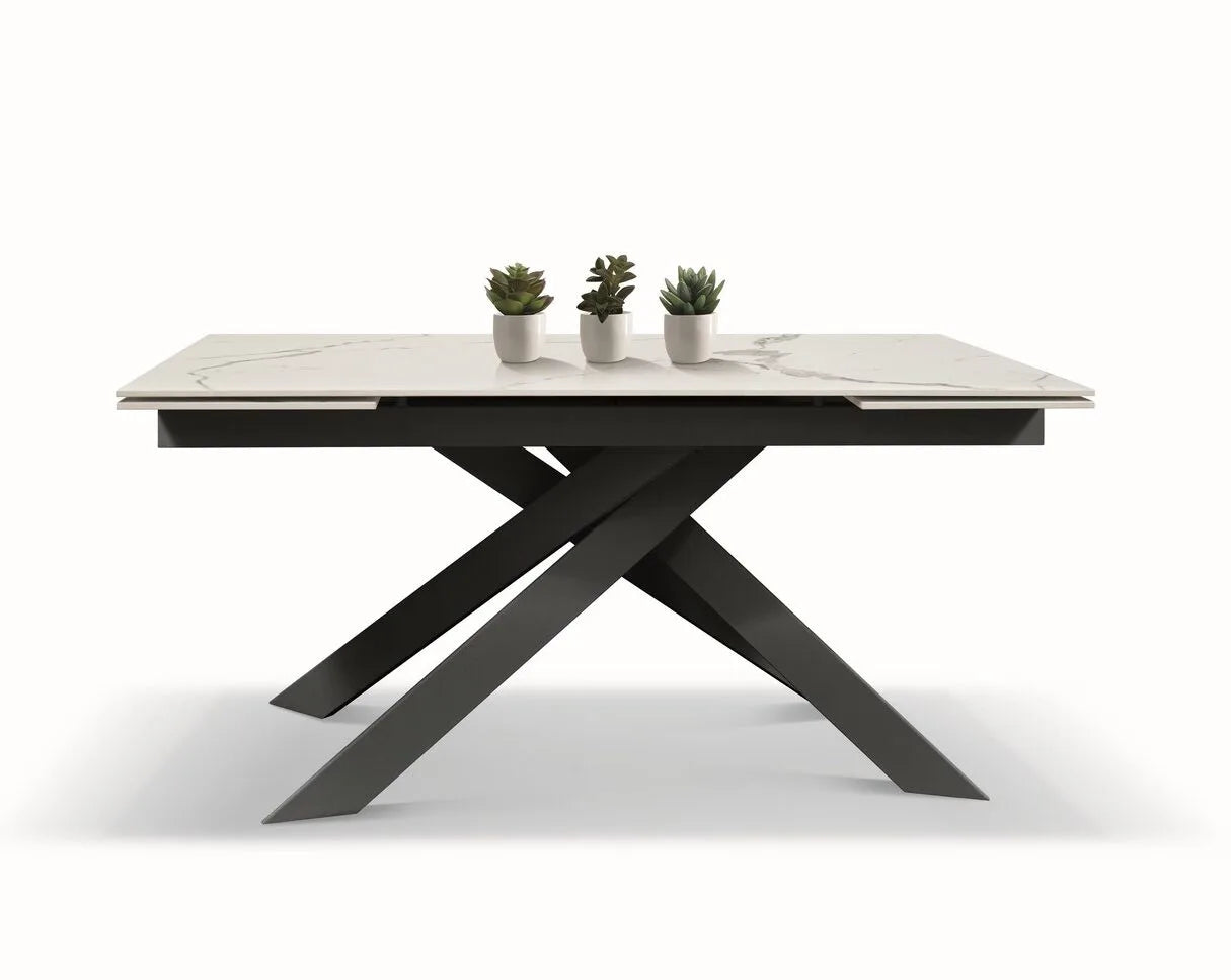 Tavolo BEVERLY HILLS in vetroceramica effetto marmo statuario e metallo antracite, allungabile