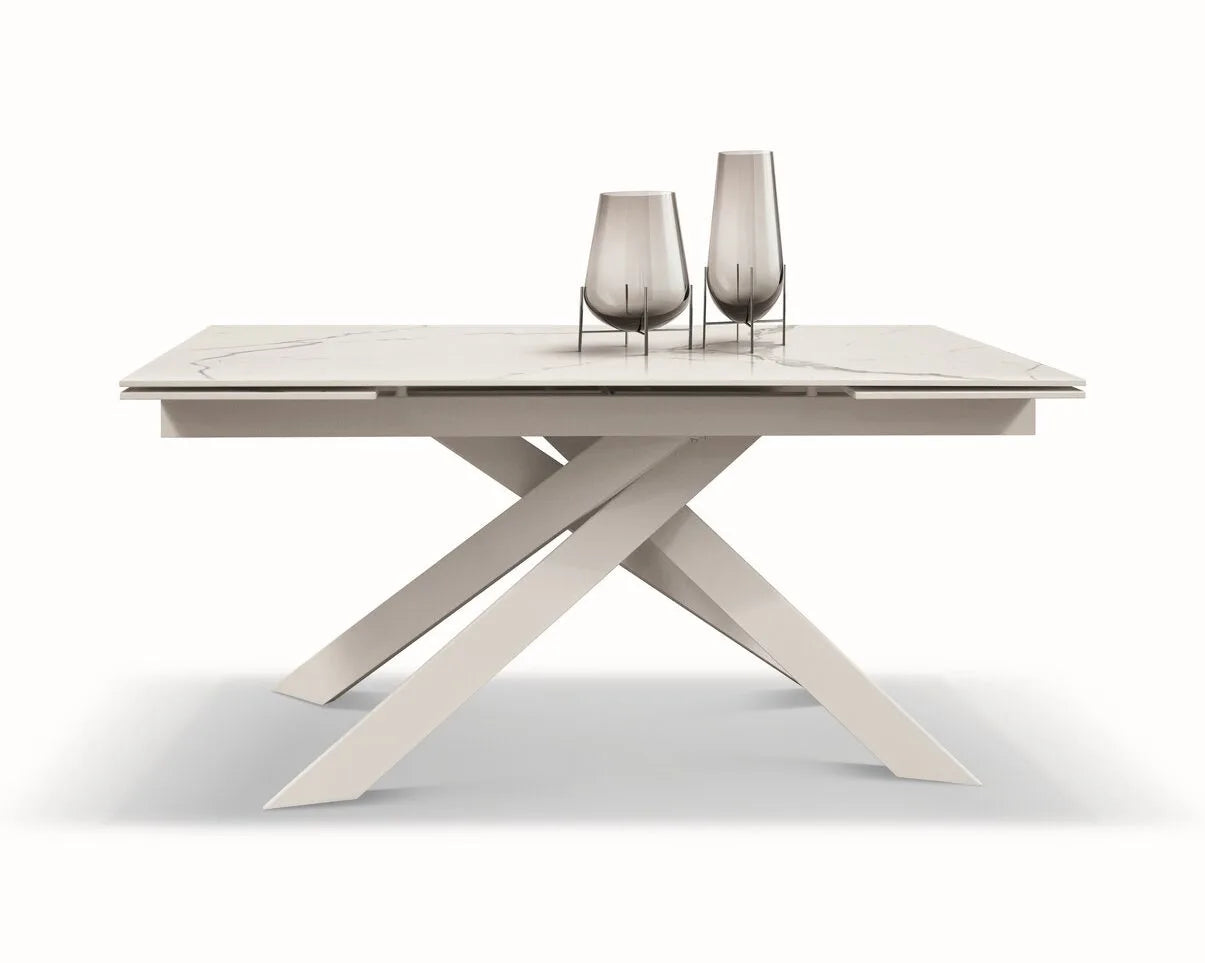 Tavolo BEVERLY HILLS in vetroceramica effetto marmo statuario e metallo bianco, allungabile