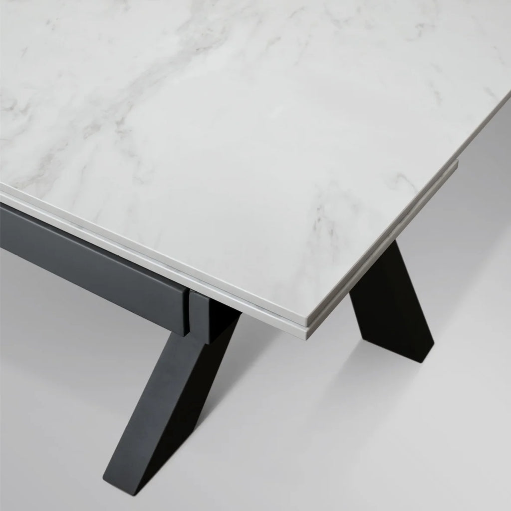 Tavolo BEVERLY HILLS in vetroceramica effetto marmo statuario e metallo verniciato antracite