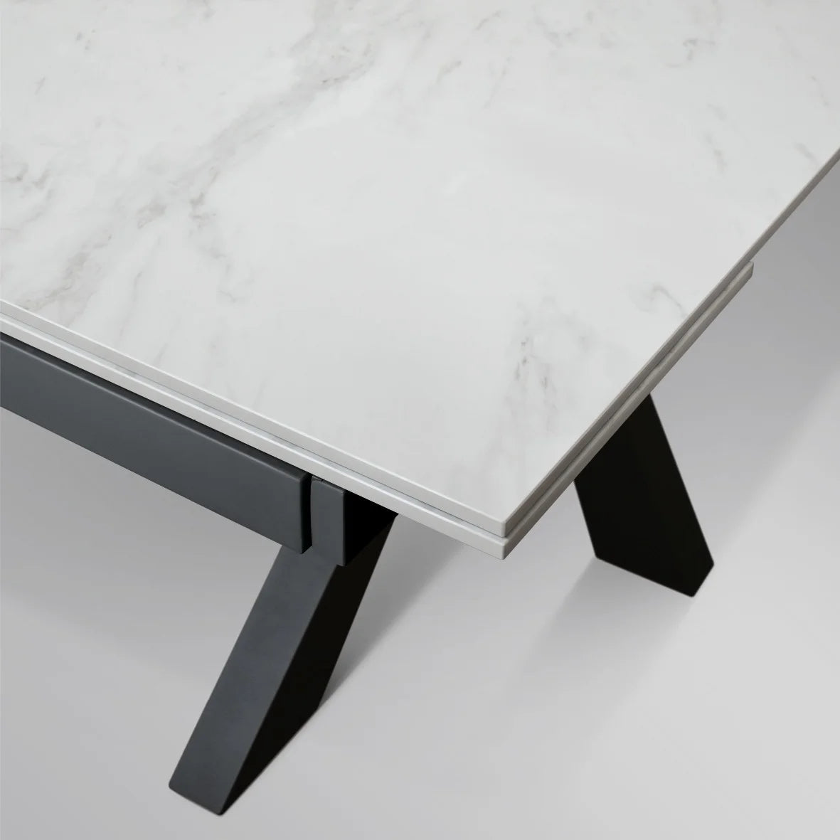 Tavolo BEVERLY HILLS in vetroceramica effetto marmo statuario e metallo verniciato antracite